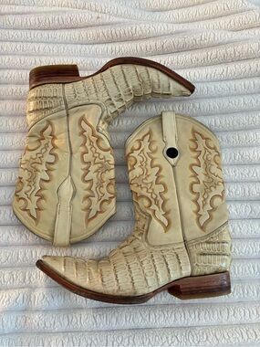 La Sierra d’Chihuahua cream alligator pointed mid calf cowboy boots size 25.5
